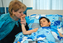  ՀՀ առաջին տիկինն այցելել է հակառակորդի գնդակոծության հետևանքով վիրավորվածներին