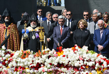 В Цицернакаберде Президент Серж Саргсян воздал дань уважения памяти жертв Геноцида армян