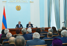  Президент Серж Саргсян встретился с членами Общественного совета