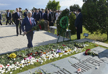 Президент Серж Саргсян посетил воинский пантеон "Ераблур"