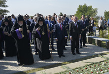 По случаю 25-ой годовщины Независимости РА Президент Серж Саргсян посетил пантеон «Ераблур»