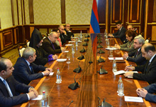Президент встретился с представителями сирийской армянской общины