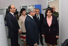 Президент присутствовал на церемониях открытия капитально отремонтированной поликлиники в столице и новой гостиницы в Цахкадзоре