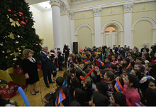 Նախագահ Սերժ Սարգսյանը և տիկին Ռիտա Սարգսյանը գալիք տոների կապակցությամբ Նախագահի նստավայրում հյուրընկալել են բազմաթիվ երեխաների
