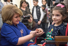 Президент Серж Саргсян и госпожа Рита Саргсян в связи с наступающими праздниками в резиденции Президента приняли многочисленных детей