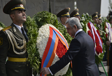 ՀՀ անկախության 26-րդ տարեդարձի առթիվ Նախագահը այցելել է &laquo;Եռաբլուր&raquo; պանթեոն