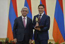 President receives students and schoolchildren &ndash; recipients of RA President&rsquo;s IT Award for 2017