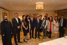 President meets with Armenian community representatives in India