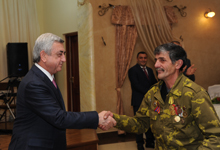 Президент поощрил государственными наградами группу азатамартиков (ополченцев-добровольцев)