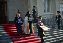 Из резиденции Президента РА государственные и духовные символы перемещены в место проведения церемонии инаугурации Президента РА