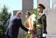 President Armen Sarkissian visits Yerablur

