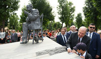 Սոս Սարգսյանը ոչ միայն մեծ արվեստագետ էր, այլև՝ մեծ քաղաքացի․ նախագահը Ստեփանավանում հարգանքի տուրք է մատուցել մեծանուն դերասանի հիշատակին