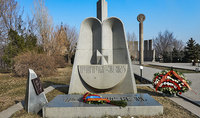 От имени Президента Республики возложены цветы к могиле Вазгена Саргсяна и к памятнику, увековечивающему его память