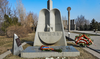 Des fleurs ont été déposées au nom du Président de la République sur la tombe de Vazgen Sargsian