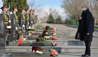 Президент Республики Армен Саркисян в пантеоне «Ераблур» воздал дань уважения памяти героев, погибших во время военных действий в апреле 2016г.