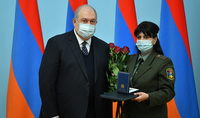 Մեր պարտականությունն է կառուցել իսկապես նոր և ուժեղ հայրենիք. Մայրության և գեղեցկության տոնի առթիվ նախագահ Արմեն Սարգսյանը պետական պարգևներ է հանձնել մի խումբ կին զինծառայողների