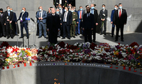 Le Président Armen Sarkissian a rendu hommage à la mémoire des victimes du génocide arménien au Mémorial de Tsitsernakaberd