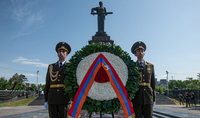 Au nom du Président Armen Sarkissian, une gerbe a été déposée au monument au Soldat Inconnu