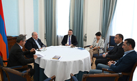 Le président Armen Sarkissian a discuté des perspectives de développement des sphères scientifiques et technologiques avec le ministre de l'économie par intérim et le directeur de la fondation FAST