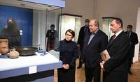 Президент Армен Саркисян и госпожа Нунэ Саркисян в Национальной картинной галерее Армении посетили выставку «Один день в Помпеях»