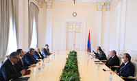 
Le Président Armen Sarkissian a reçu la délégation conduite par le chef du Haut Comité présidentiel des affaires ecclésiastiques en Palestine