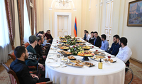 Alen Simonyan a reçu un groupe de soldats ayant participé aux trois guerres d’Artsakh