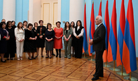 Президент Ваагн Хачатурян по случаю Дня материнства и красоты принял группу женщин из различных медицинских учреждений