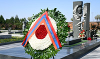 Hommage à la mémoire du Héros National de l'Arménie, figure étatique et politique Karen Demirchyan