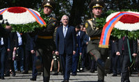 По случаю Праздника Победы и Мира Президент Ваагн Хачатурян посетил Парк Победы