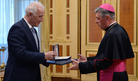 Президент Ваагн Хачатурян вручил государственную награду апостольскому нунцию Святого Престола в Армении Жозе Авелину Бетанкуру