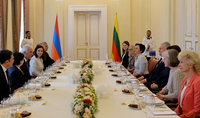 Le Président Vahagn Khatchatourian et Mme Anahit Minasyan ont organisé un dîner officiel en l'honneur du Président lituanien Gitanas Nausėda et de son épouse