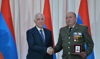 A l'occasion du Jour de la République, un groupe de militaires a récompensé des volontaires