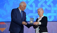 Президент Ваагн Хачатурян посетил Общественную телекомпанию и вручил награды группе сотрудников