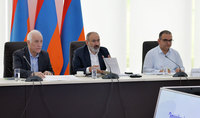 Le Président de la République Vahagn Khatchatourian participe à la session du Conseil de politique économique en compagnie du Premier ministre de la RA