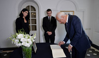 Президент Ваагн Хачатурян сделал запись в Книге соболезнований, открытой в связи с кончиной Королевы Елизаветы II