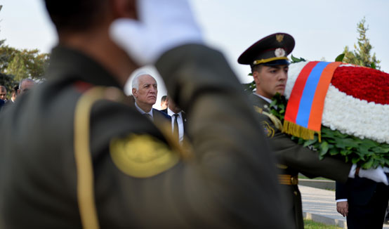 Президент Ваагн Хачатурян посетил воинский пантеон «Ераблур»