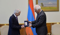 Президент Ваагн Хачатурян вручил высокую государственную награду доктору медицинских наук Роджеру Оганесяну