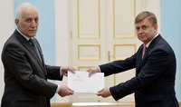 Президент Ваагн Хачатурян принял верительные грамоты Чрезвычайного и Полномочного Посла Молдовы в Армении Валериу Кивери