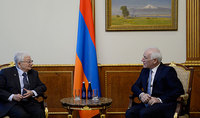 Le Président Vahagn Khachatourian a félicité le scientifique réputé, le physicien Yuri Hovhannisyan