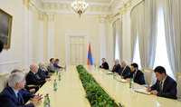 Le Président Vahagn Khatchatourian a reçu le physicien et académicien de l'Académie des sciences de Russie Youri Hovhannisyan