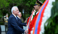 По случаю Дня победы и мира Президент Ваагн Хачатурян посетил Парк Победы