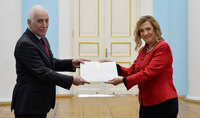 Президент Ваагн Хачатурян принял верительные грамоты новоназначенного посла Венгрии в Армении Анны Марии Шико