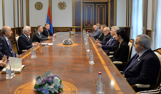 Президент Ваагн Хачатурян принял делегацию партии «Рамкавар Азатакан» во главе с Председателем правления Микаелом Харапеаном