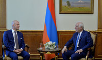 Le président Vahagn Khatchatourian reçoit le PDG fondateur de la société arméno-canadienne AGAPE, Graeme Johnson