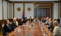 
Le Président Vahagn Khatchatourian reçoit la délégation de l'organisation américaine Philos Project