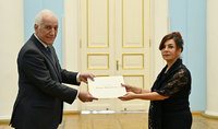 Президент Ваагн Хачатурян принял верительные грамоты новоназначенного посла Сан-Марино в Армении Дельфины Росси
