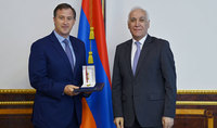 
Le président Vahagn Khatchatourian a remis des médailles de reconnaissance à Bryan Ardouny et Rouben Paul Adalian