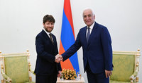 l'Ambassadeur de France en Arménie Olivier Decottignies a remis ses lettres de créance au Président Vahagn Khatchatourian