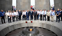 Президент Ваагн Хачатурян посетил мемориальный комплекс Цицернакаберд