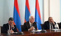 Президент Ваагн Хачатурян принял участие в рабочей дискуссии с представителями сферы строительства 